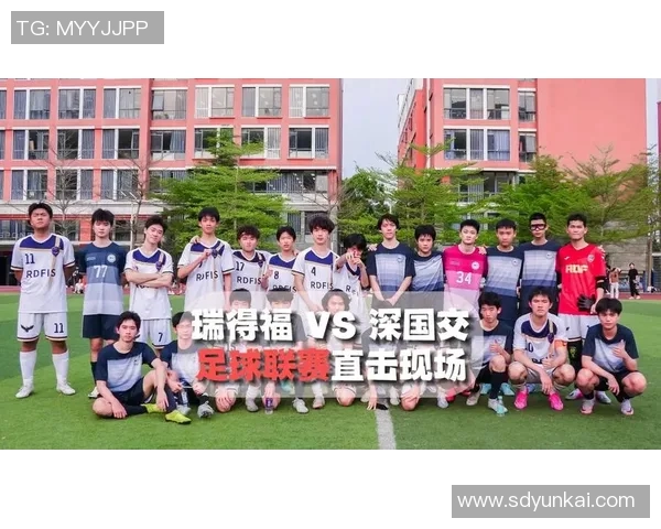 性格温和的足球明星们如何在场上场下展现友善与团队精神 性格温和的足球明星们如何在场上场下展现友善与团队精神