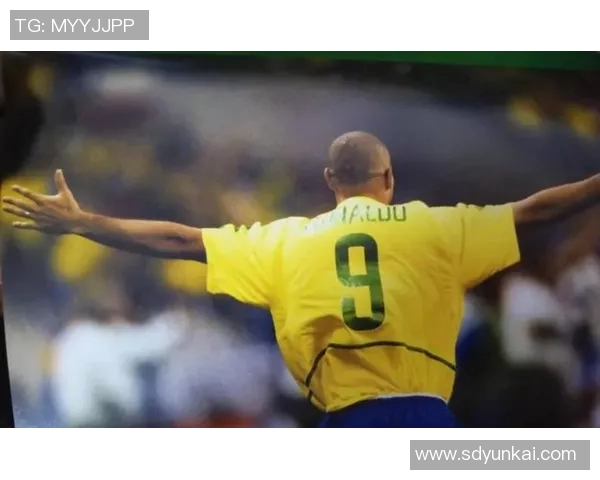 现役足球明星穿着9号球衣的传奇故事与赛场表现分析 现役足球明星穿着9号球衣的传奇故事与赛场表现分析